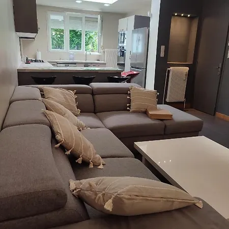 Prive Dans Maison Avec Terrasse Et Jardin Salles De Bain Partagees * 릴