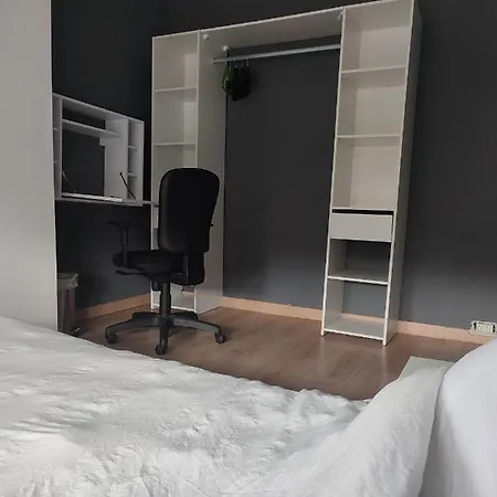 Prive Dans Maison Avec Terrasse Et Jardin Salles De Bain Partagees * 릴