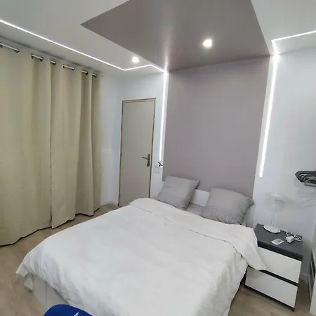 Prive Dans Maison Avec Terrasse Et Jardin Salles De Bain Partagees