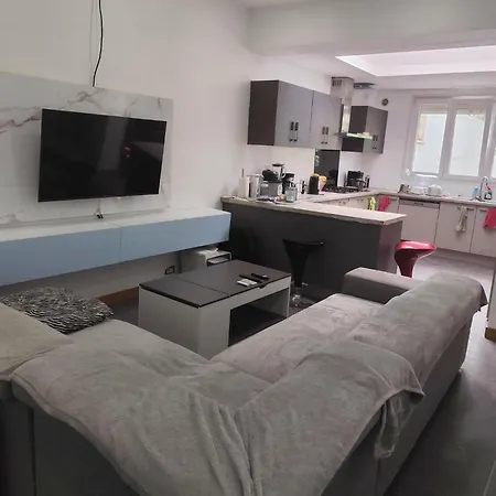Prive Dans Maison Avec Terrasse Et Jardin Salles De Bain Partagees